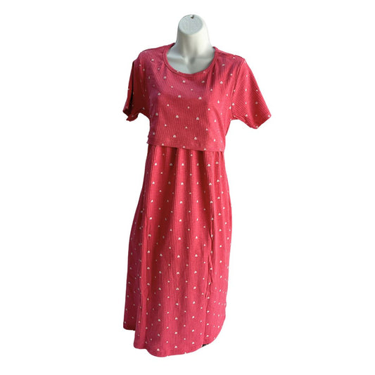 Pink with small white hearts, ribbed material, scoop neck, short sleeves, calf length dress. Front flap for easy breastfeeding and pumping. Tie around back for tightening as needed.